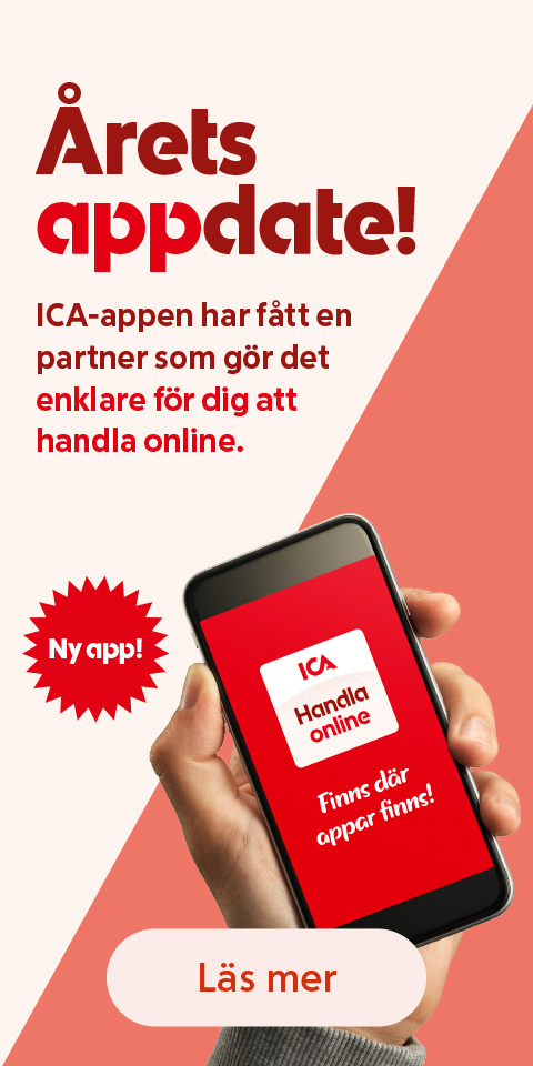 En hand håller i en mobiltelefon med ICA Handla online-appen och texten "Årets appdate! ICA-appen har fått en partner som gör det enklare för dig att handla online. Ny app! Finns där appar finns! Läs mer". Klicka för att läsa mer.