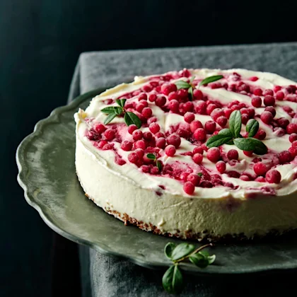 Fryst lingoncheesecake med pepparkaksbotten