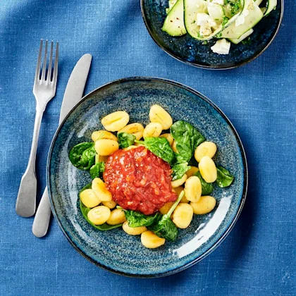 Stekt gnocchi med fetaost- och zucchinisallad
