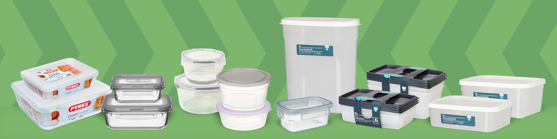 Olika matlådor och förvaringsburkar i plast och glas uppställda på rad, flera märkta med Pyrex och ICA Förvaringsburk. Klicka för att handla.