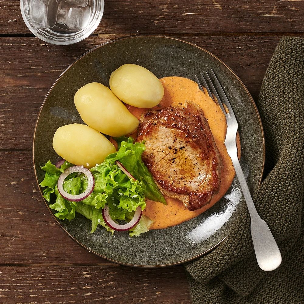 Fläskkotlett med sås på grillad paprika