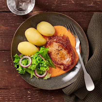 Fläskkotlett med sås på grillad paprika