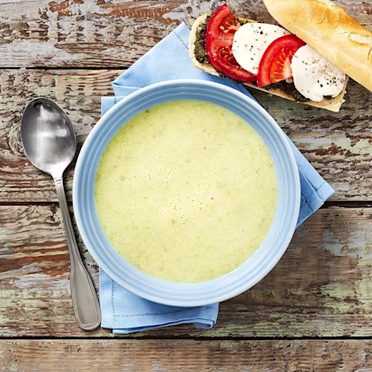 Broccolisoppa med pestobaguette