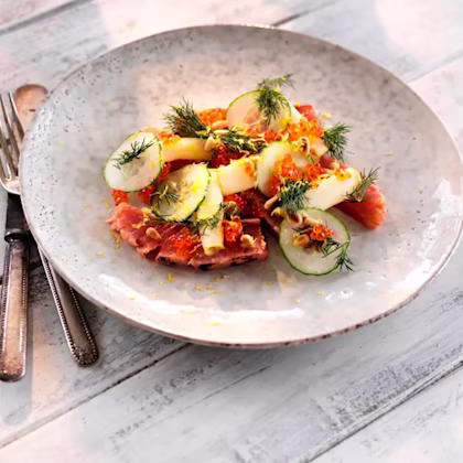 Sotad lax med picklat äpple och brynt smör