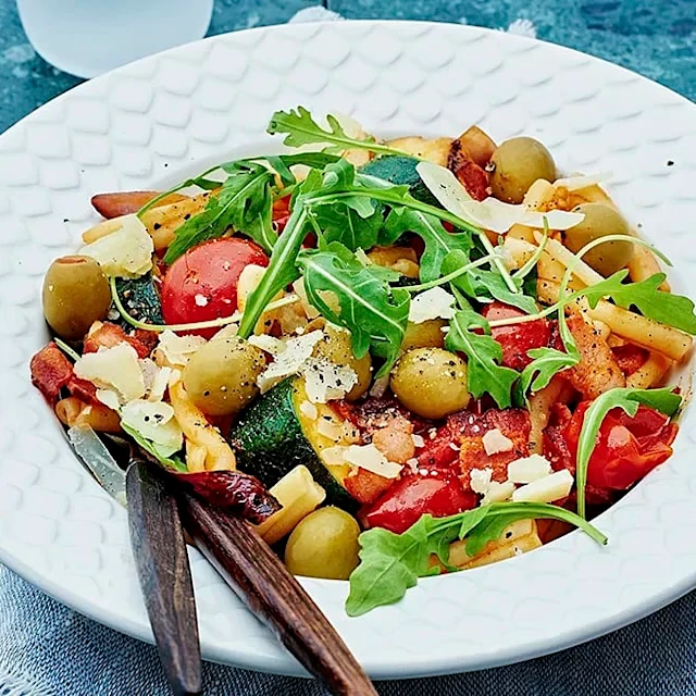 Pasta med torrsaltat bacon och tomatsås