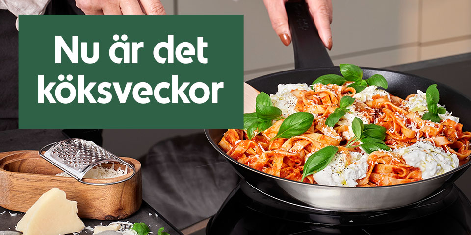 Pasta med basilika och riven ost i stekpanna samt rivjärn med texten “Nu är det köksveckor”.