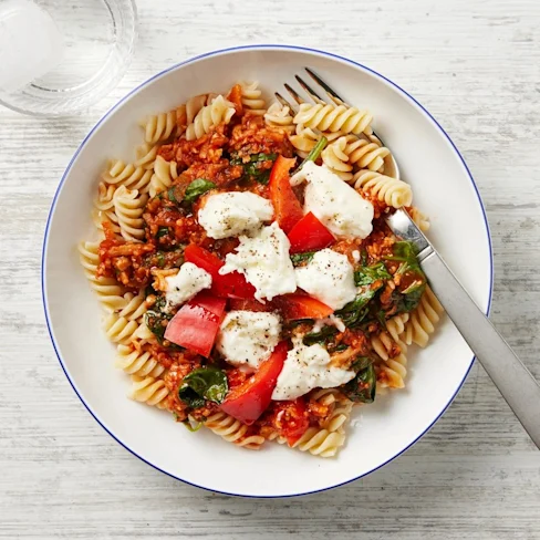 Pasta med mozzarella och blomkål i tomatsås