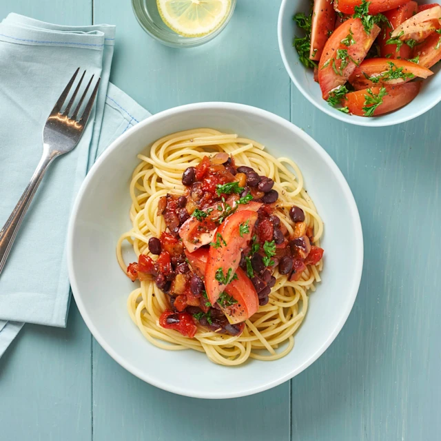 Bucatini med auberginesås och tomatsallad