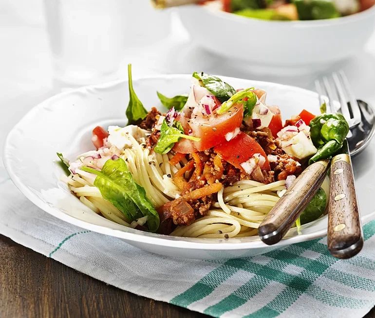 Spaghetti bolognese med mozzarellasallad