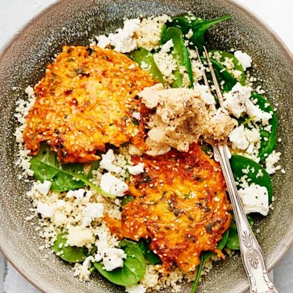 Morotsrårakor med kikärtsröra och ost