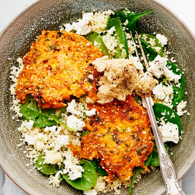 Morotsrårakor med kikärtsröra och ost