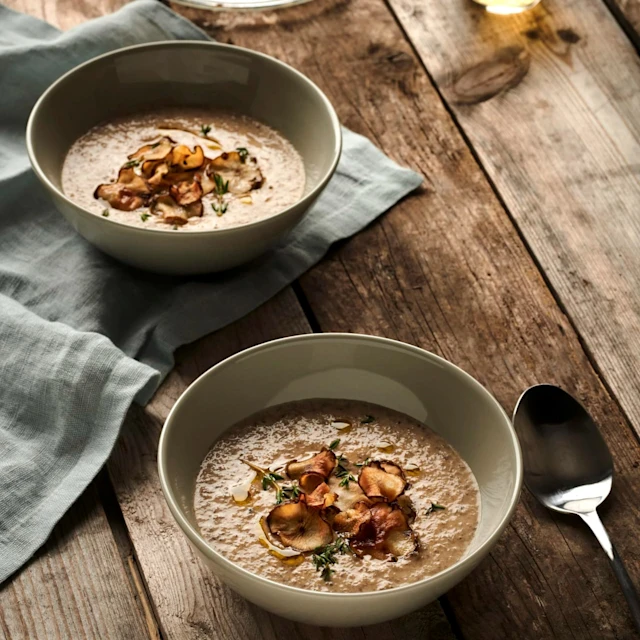 Svampsoppa med skogschampinjoner och jordärtskockschips