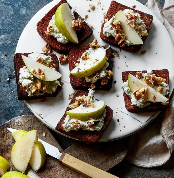 Smörstekt pepparkaka med ädelostkräm