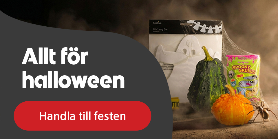 Halloweendekorationer med pumpor, spindelnät, spökgirlang och godis, med texten ”Allt för halloween”. Klicka för att handla.