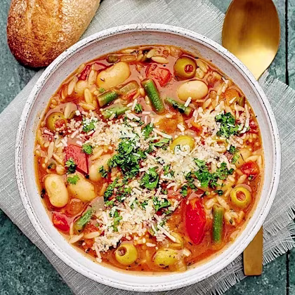 Minestronesoppa med oliver och parmesan