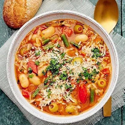 Minestronesoppa med oliver och parmesan