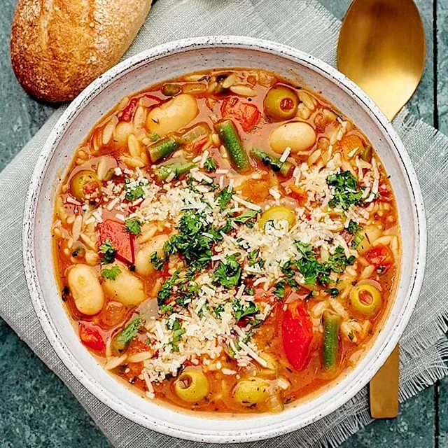 Minestronesoppa med oliver och parmesan