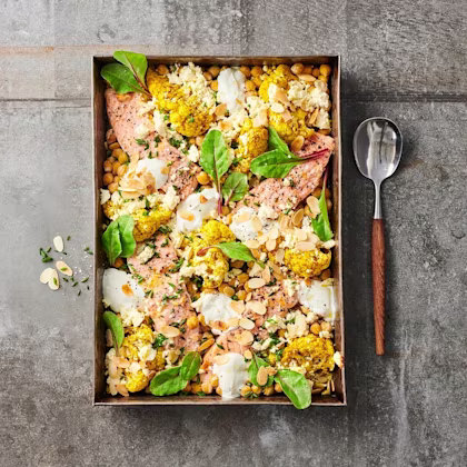 Blomkål i ugn med laxfilé, curry och smulad vitost