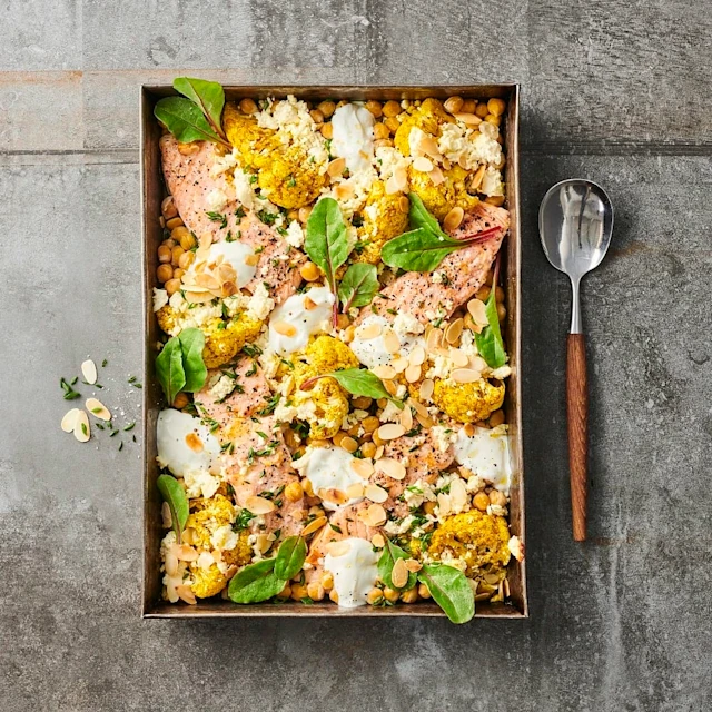 Blomkål i ugn med laxfilé, curry och smulad vitost