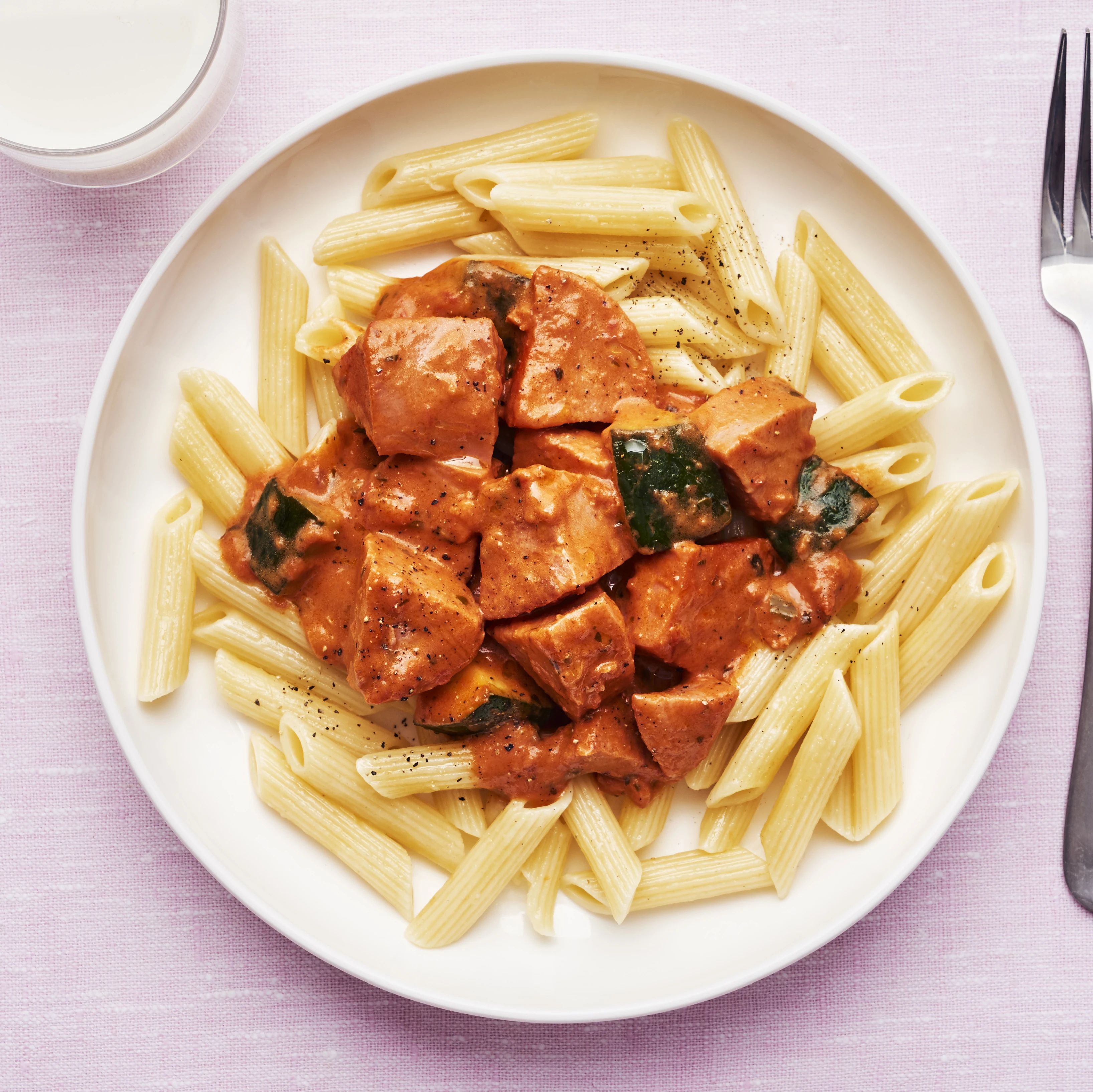 Falukorv- och zucchinigryta med pasta