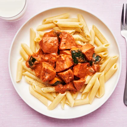 Falukorv- och zucchinigryta med pasta