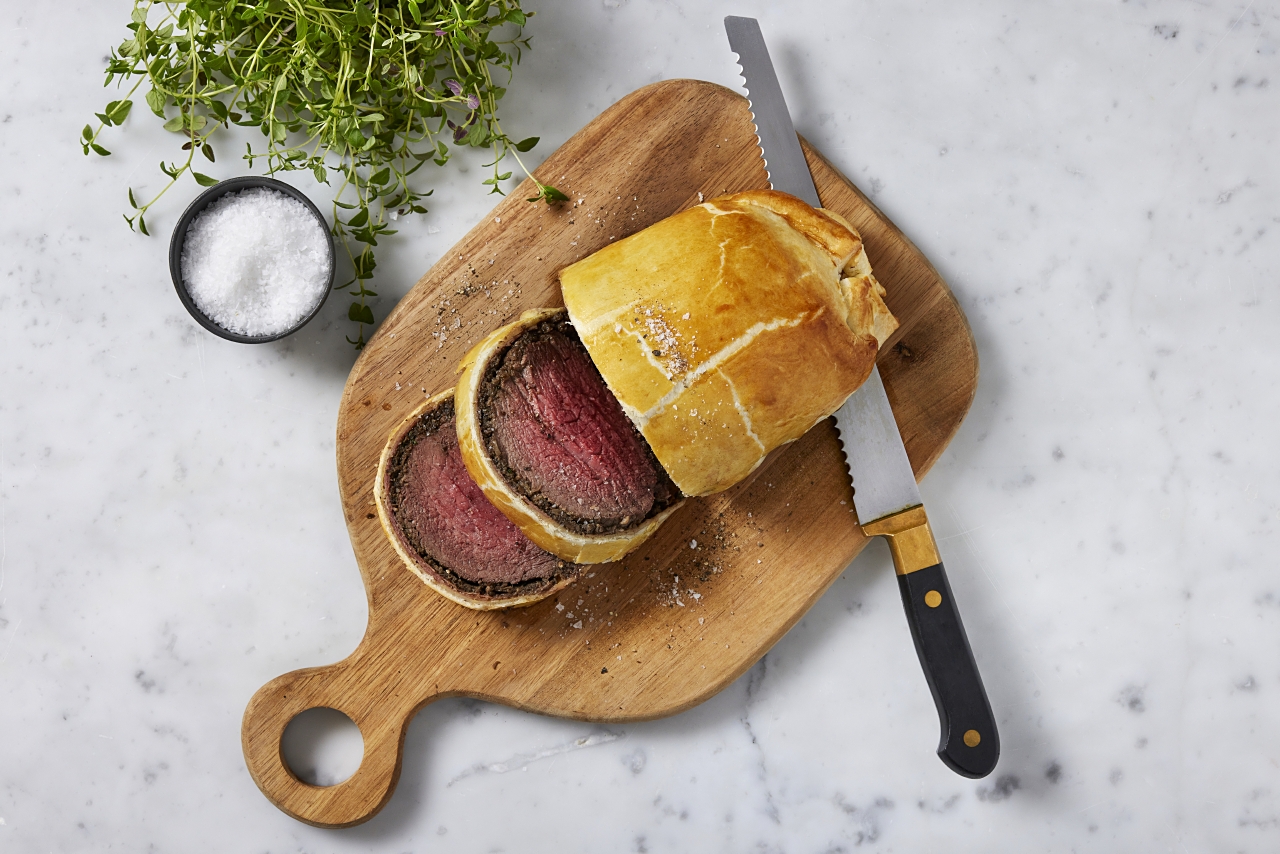beef wellington på skärbräda med färsk timjan