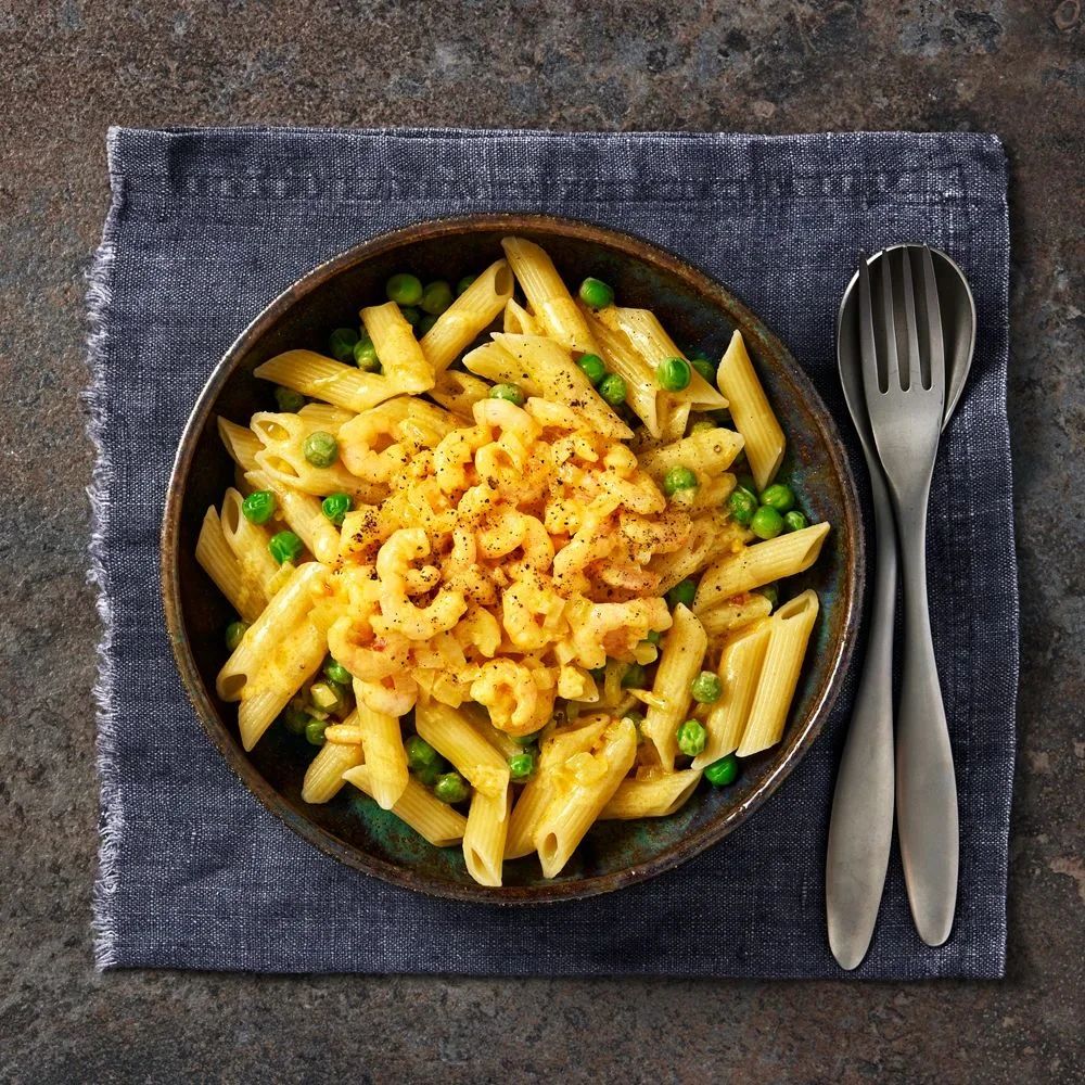 Räkpasta med saffran och ärtor