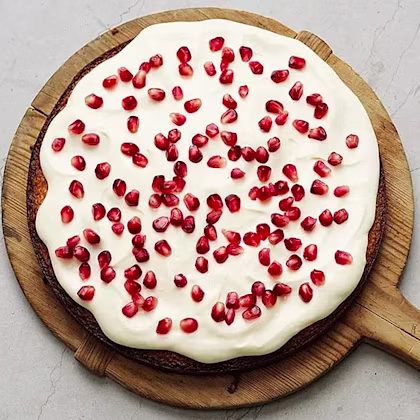 Saffranskladdkaka med crème fraiche- frosting och granatäpple
