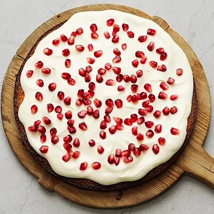 Saffranskladdkaka med crème fraiche- frosting och granatäpple