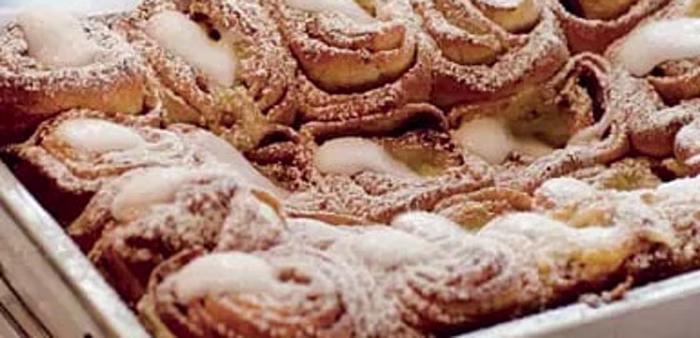 Kanelbullar i långpanna med vaniljkräm