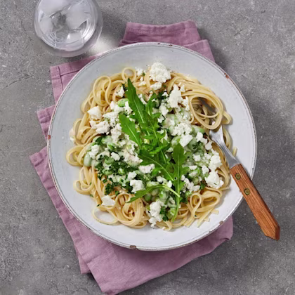 Krämig pasta med fetaost och ruccola