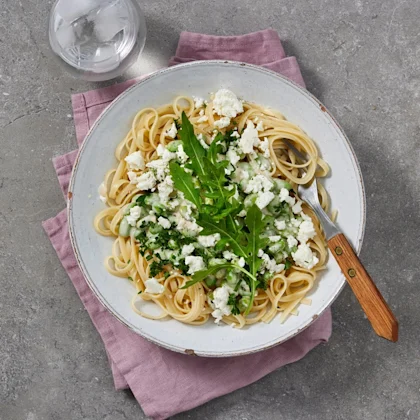 Krämig pasta med fetaost och ruccola