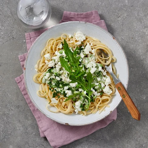 Krämig pasta med fetaost och ruccola