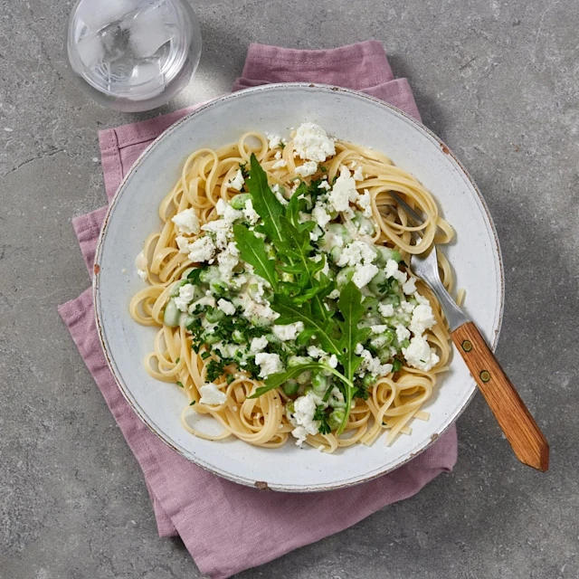 Krämig pasta med fetaost och ruccola