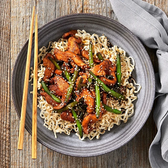 Kyckling i teriyakisås med haricots verts och nudlar