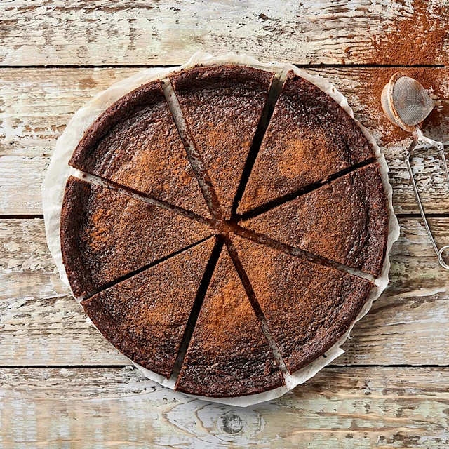 En mörk kladdkaka uppdelad i bitar.