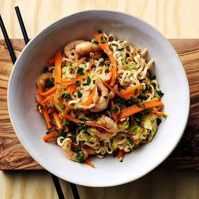 Äggnudlar med räkor och ingefära