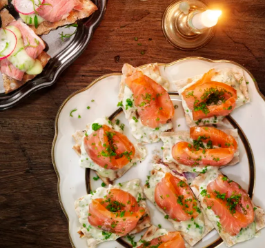 Messmörsnittar med rökt lax