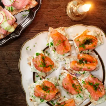 Messmörsnittar med rökt lax