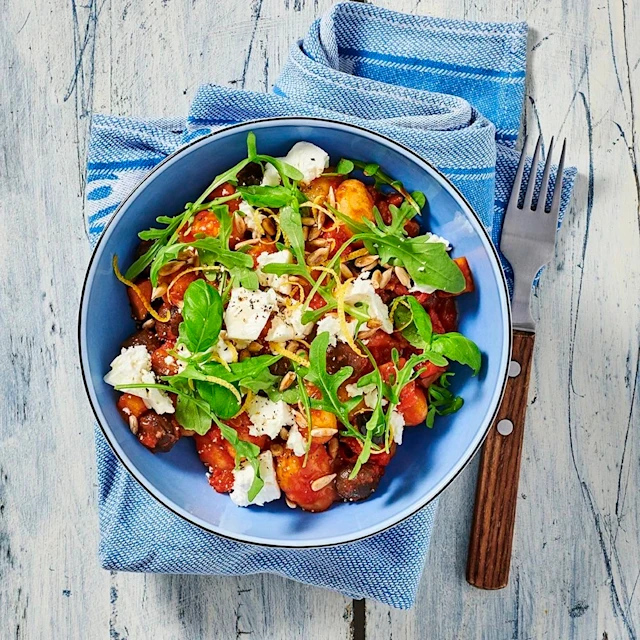 Gnocchi med het tomat- och auberginesås