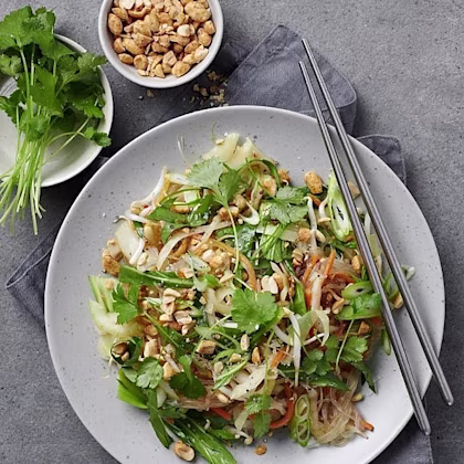 Nudelslaw med jordnötter