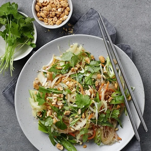 Nudelslaw med jordnötter