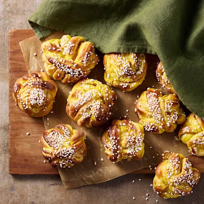 Saffransbullar med mandelmassa
