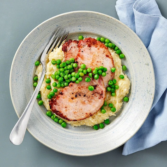 Oststuvad risoni med kassler och ärtor