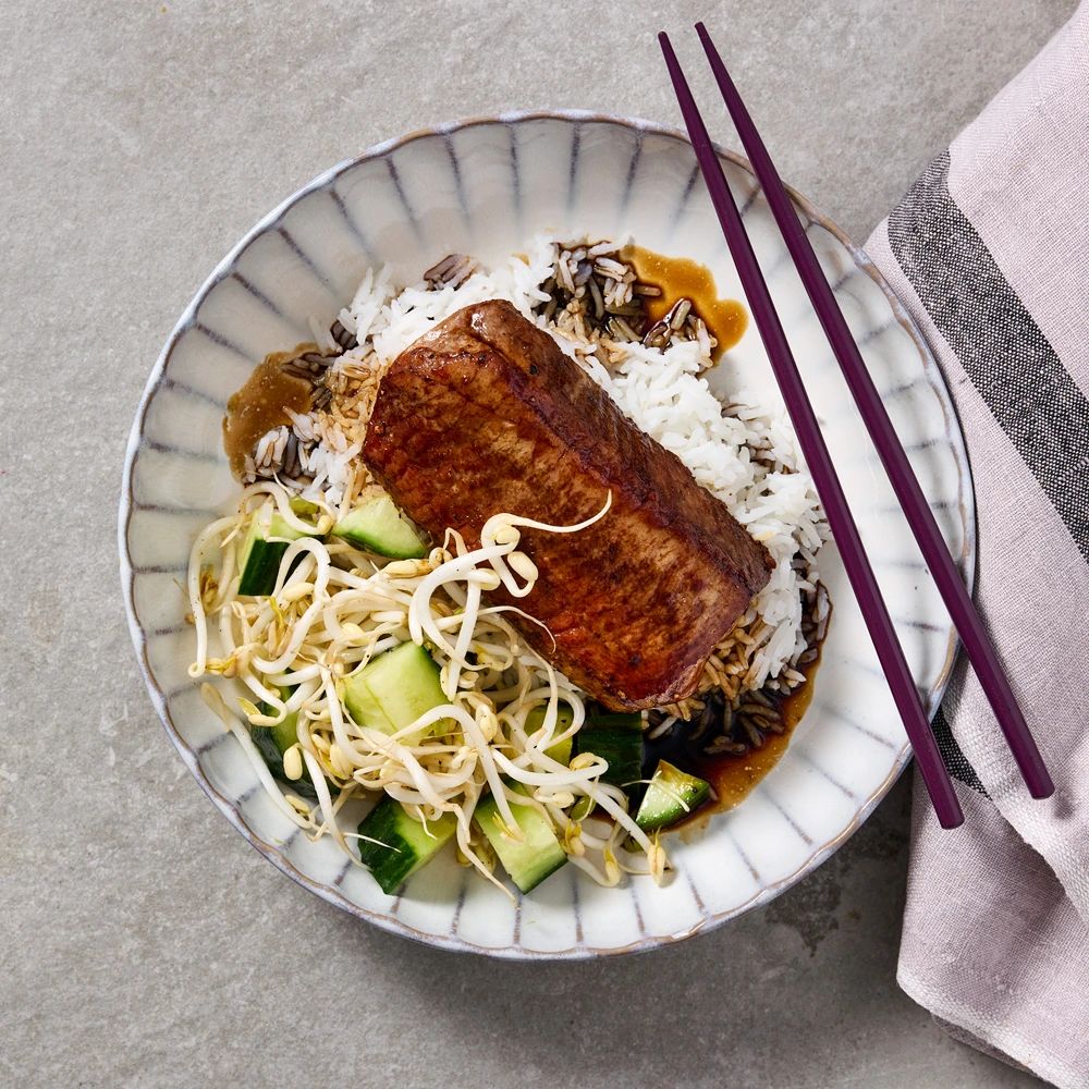 Clarias med teriyakisås och syrlig gurksallad