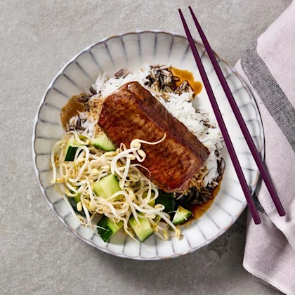 Clarias med teriyakisås och syrlig gurksallad