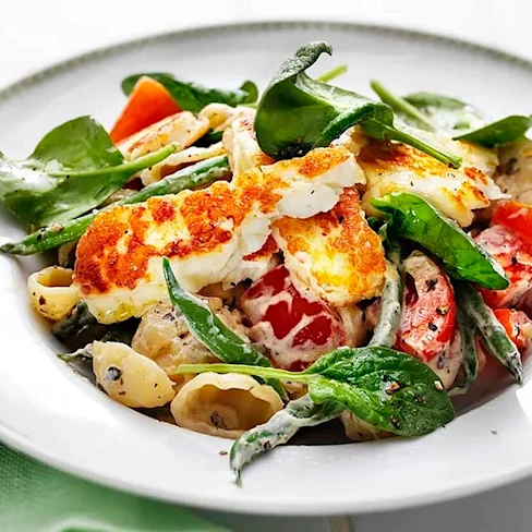 Krämig pasta med halloumi och tomat