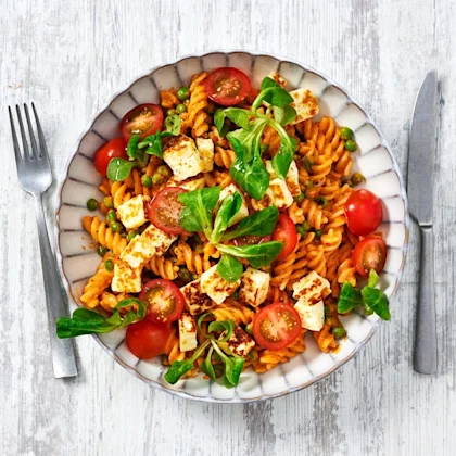 Halloumipasta med ärtor och soltorkad tomatcrème