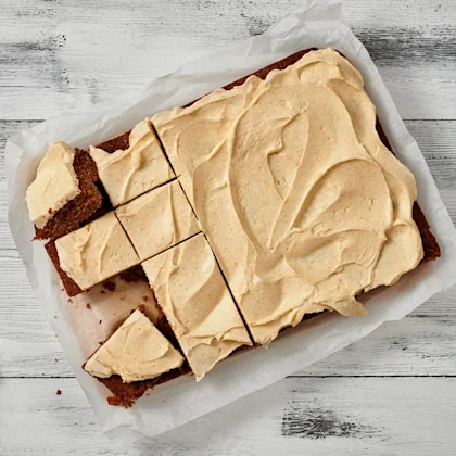 Mjuk pepparkaka med bryntsmör frosting