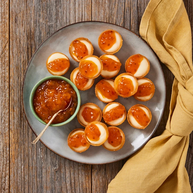 Varma krustader med brie och hjortron